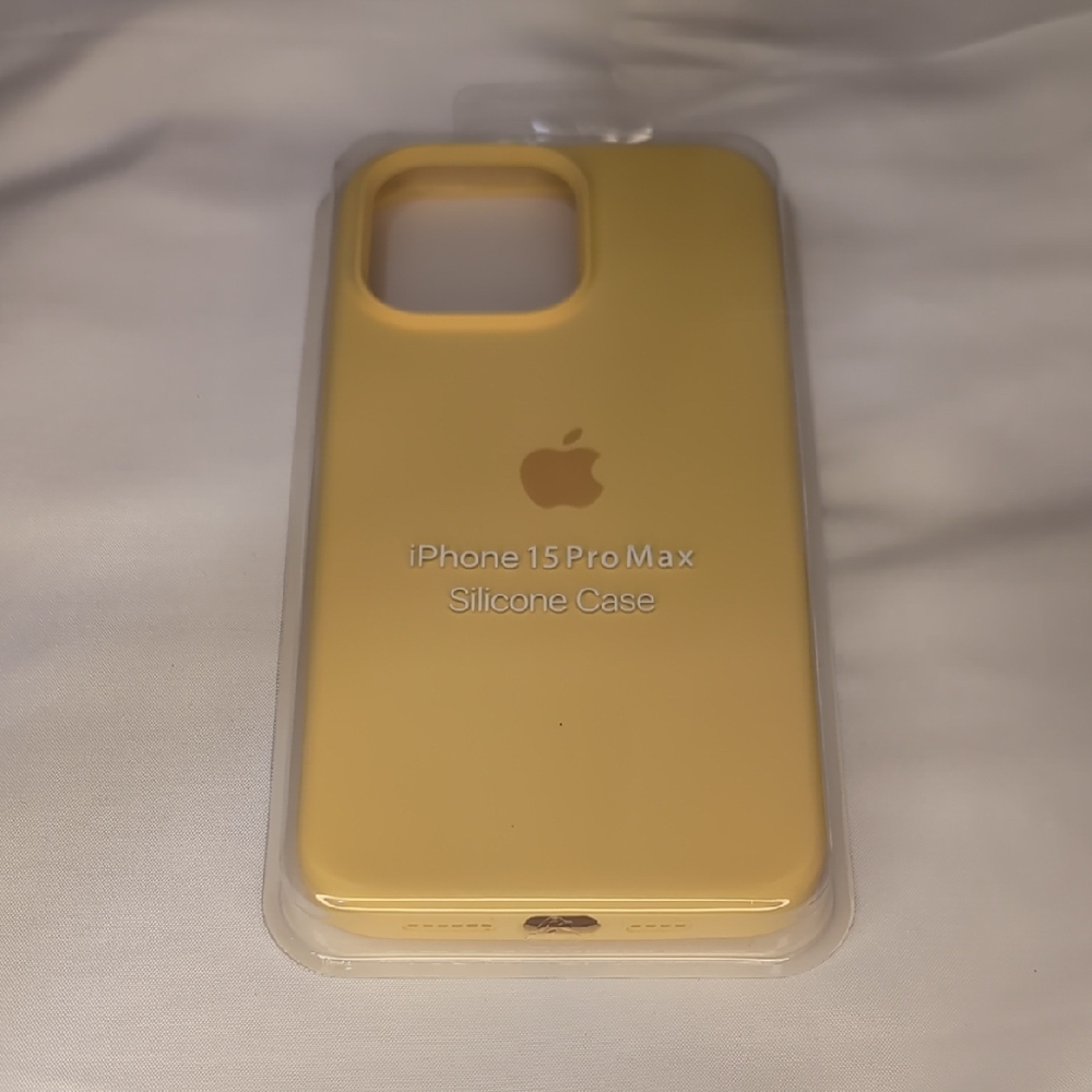 Apple iPhone 15 Pro Max Silicone Case - Golden Yellow